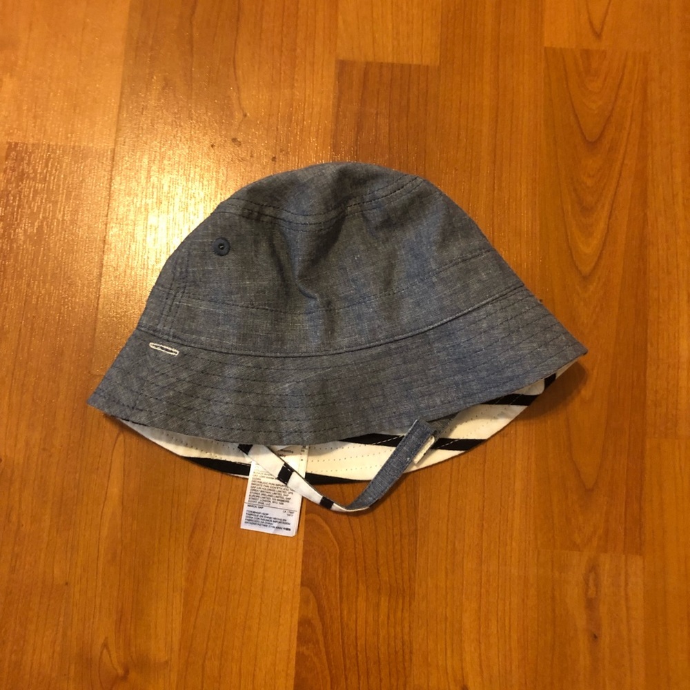 Baby Gap reversible bucket hat